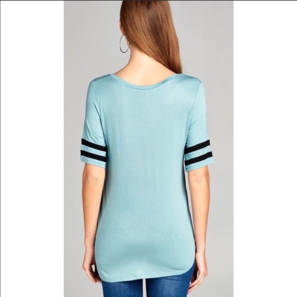 💕 ONLY 4 LEFT! V Neck Varsity Top In Mint Green - Picture 3 of 4